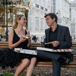 Marta Hazas y Javier Veiga comen pizza en la segunda temporada de 'Pequeñas coincidencias'