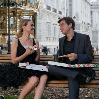 Marta Hazas y Javier Veiga comen pizza en la segunda temporada de 'Pequeñas coincidencias'