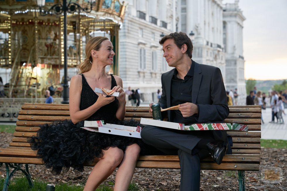 Marta Hazas y Javier Veiga comen pizza en la segunda temporada de 'Pequeñas coincidencias'