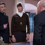 Alba y el Padre Alejandro hablan con el obispo en el 11x11 de 'La que se avecina'