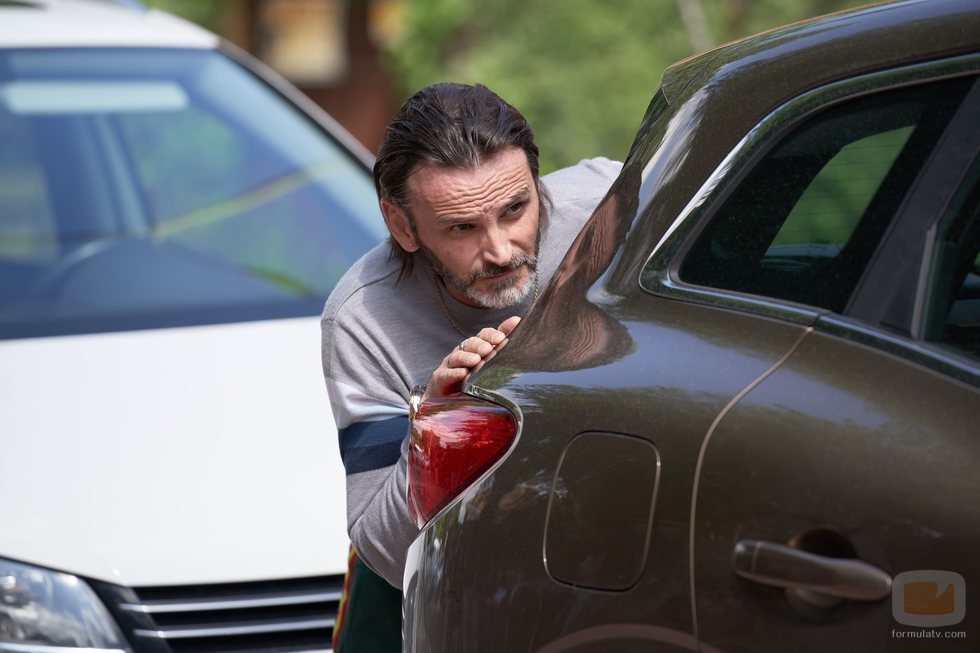 Fermín espía a alguien en el 11x11 de 'La que se avecina'