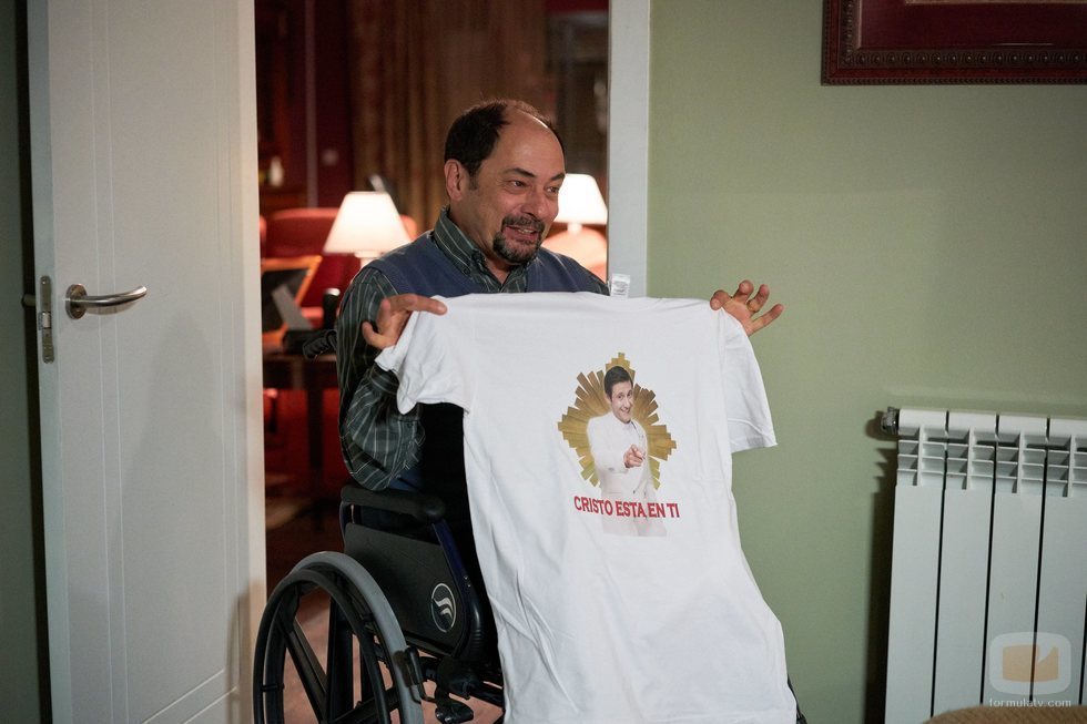 Antonio enseña una camiseta en el 11x11 de 'La que se avecina'