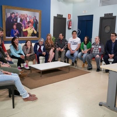 El portal acoge una junta de vecinos en el 11x11 de 'La que se avecina'