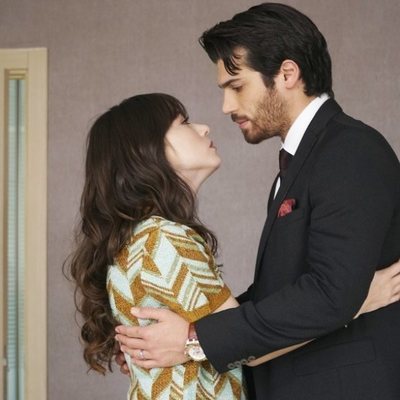 Can Yaman y Özge Gürel , a punto de besarse en 'Dolunay'