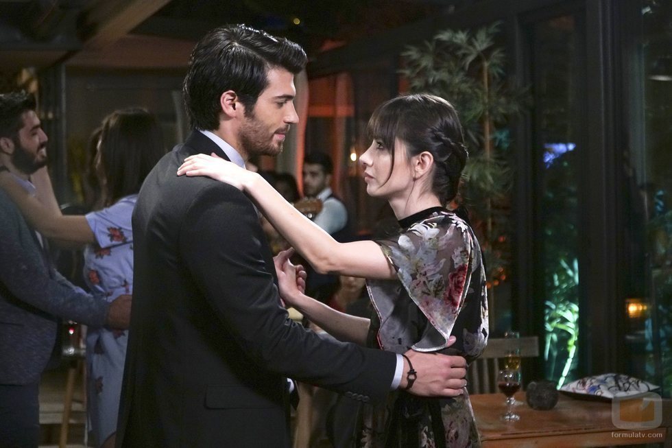 Can Yaman y Özge Gürel bailan juntos en 'Dolunay'