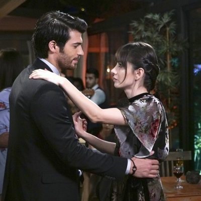 Can Yaman y Özge Gürel bailan juntos en 'Dolunay'