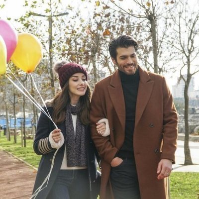 Özge Gürel y Can Yaman pasean del brazo en 'Dolunay'