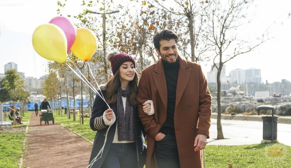 Özge Gürel y Can Yaman pasean del brazo en 'Dolunay'