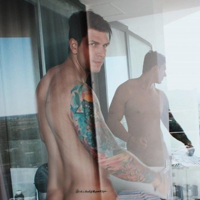 Diego Matamoros posa completamente desnudo