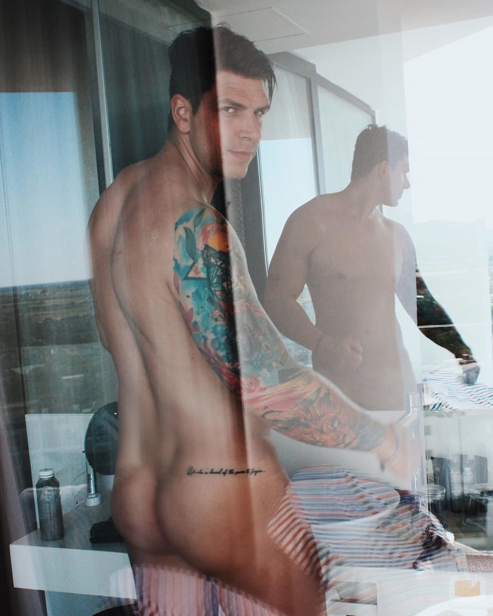 Diego Matamoros posa completamente desnudo 