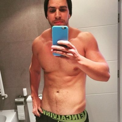 Diego Matamoros posa sexy y sin camiseta frente al espejo