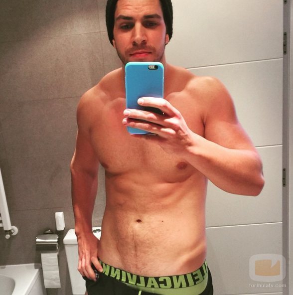 Diego Matamoros posa sexy y sin camiseta frente al espejo