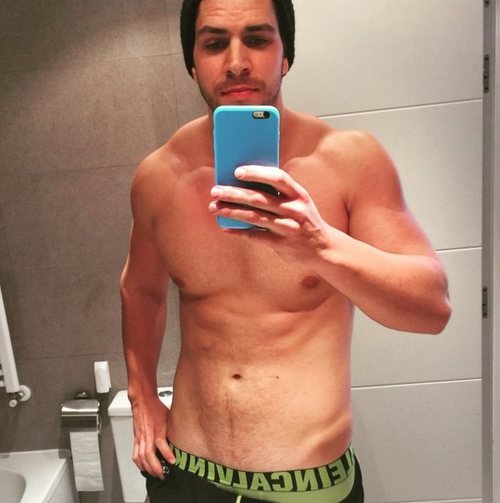 Diego Matamoros posa sexy y sin camiseta frente al espejo