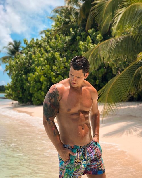 Diego Matamoros posa en bañador en una paradisiaca playa