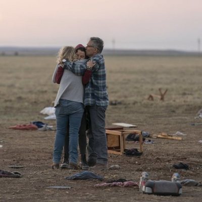John Ortiz y Stefania LaVie Owen en 'Mesías', serie de Netflix
