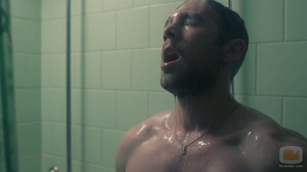 Pol Rubio (Carlos Cuevas) se masturba en la ducha, en 'Merlí: Sapere Aude'