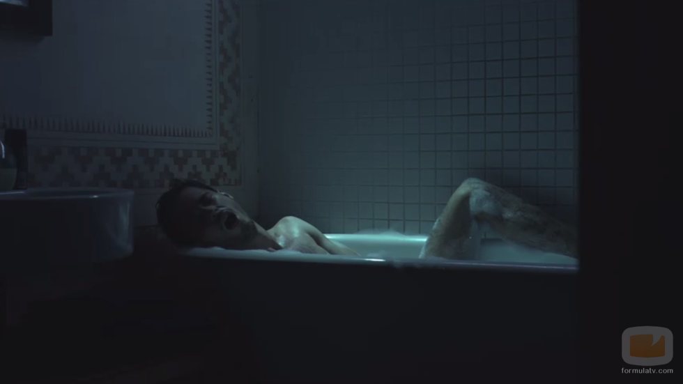 Bruno (David Solans), masturbándose en la bañera en 'Merlí: Sapere Aude'