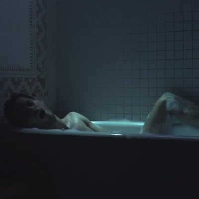 Bruno (David Solans), masturbándose en la bañera en 'Merlí: Sapere Aude'