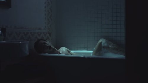 Bruno (David Solans), masturbándose en la bañera en 'Merlí: Sapere Aude'