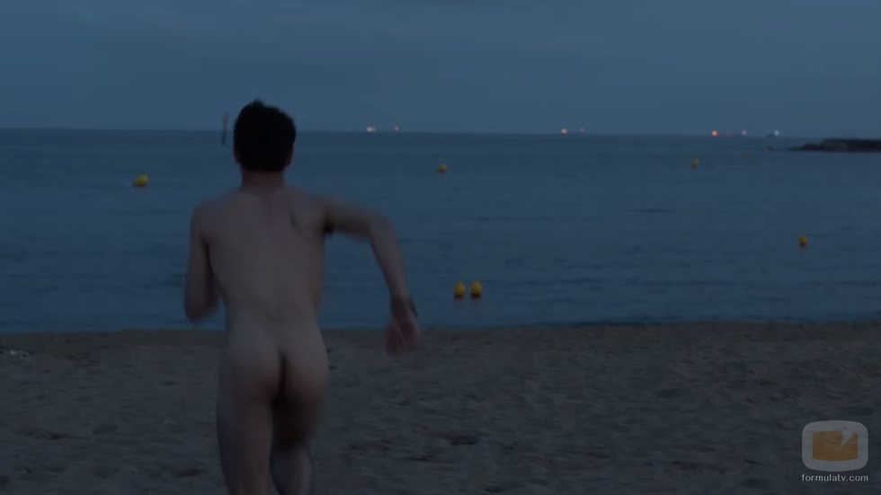 Bruno (David Solans) corre hacia la playa completamente desnudo en 'Merlí: Sapere Aude'