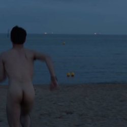 Bruno (David Solans) corre hacia la playa completamente desnudo en 'Merlí: Sapere Aude'