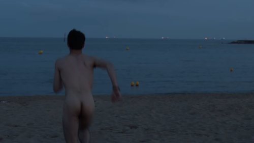 Bruno (David Solans) corre hacia la playa completamente desnudo en 'Merlí: Sapere Aude'