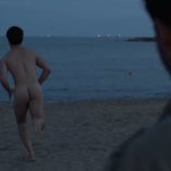 Pol (Carlos Cuevas) corre totalmente desnudo en la playa, en 'Merlí: Sapere Aude'