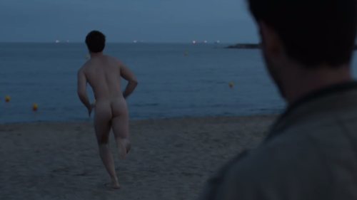 Pol (Carlos Cuevas) corre totalmente desnudo en la playa, en 'Merlí: Sapere Aude'