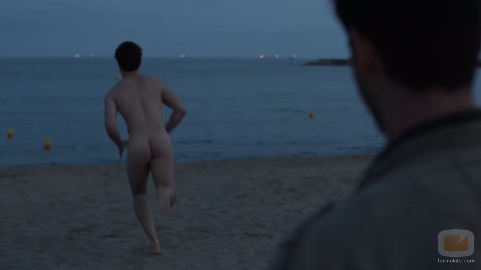Pol (Carlos Cuevas) corre totalmente desnudo en la playa, en 'Merlí: Sapere Aude'