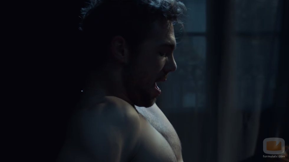 Pol (Carlos Cuevas) siente placer en una escena de sexo de 'Merlí: Sapere Aude'