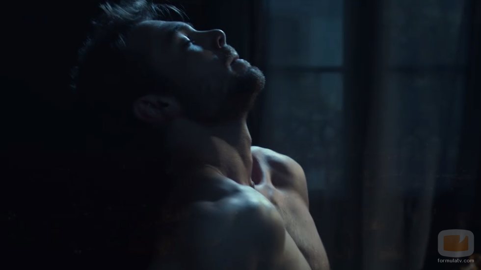 Pol, el personaje de Carlos Cuevas, disfruta en una escena muy sexual de 'Merlí: Sapere Aude'