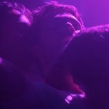 El personaje de Pol con una pareja en una discoteca gay en 'Merlí: Sapere Aude'