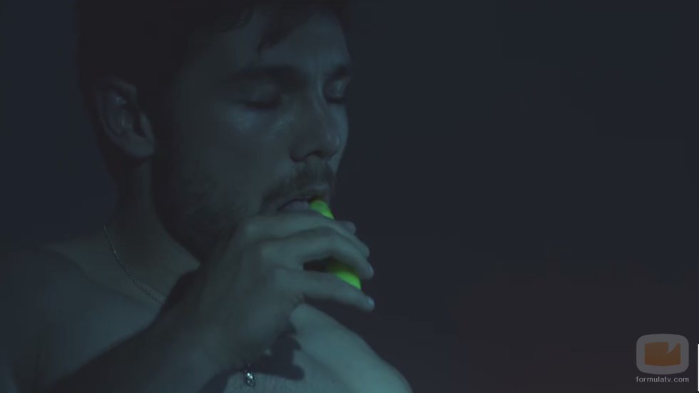 Carlos Cuevas lame un rotulador en  'Merlí: Sapere Aude'