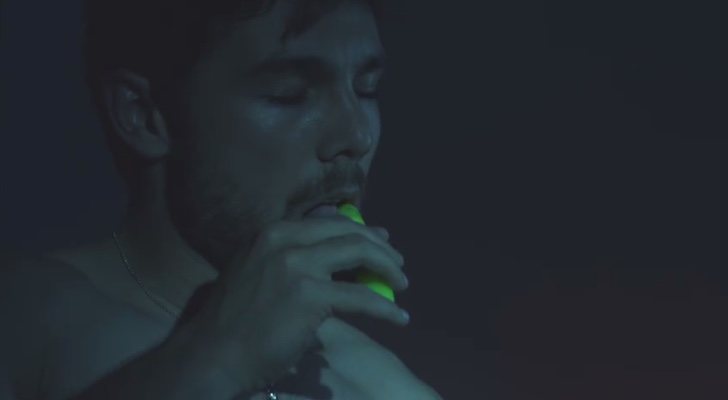 Carlos Cuevas lame un rotulador en  'Merlí: Sapere Aude'