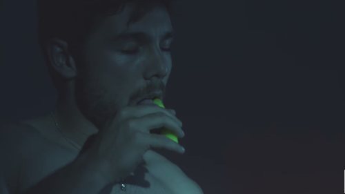 Carlos Cuevas lame un rotulador en  'Merlí: Sapere Aude'