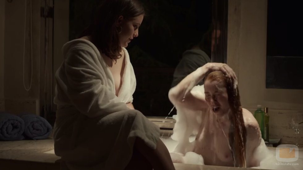 Amy O'Connor (Lesley Grant) se baña desnuda en 'Merlí: Sapere Aude'