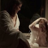 Amy O'Connor (Lesley Grant) se baña desnuda en 'Merlí: Sapere Aude'