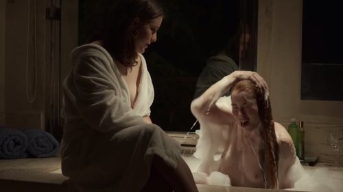 Amy O'Connor (Lesley Grant) se baña desnuda en 'Merlí: Sapere Aude'