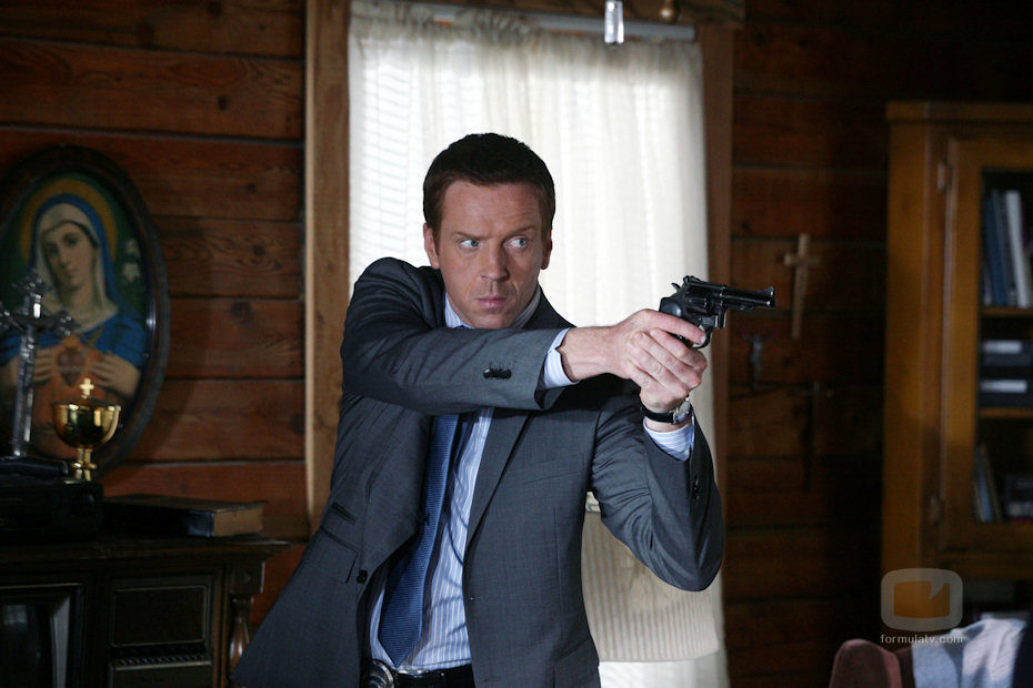Damian Lewis con una pistola