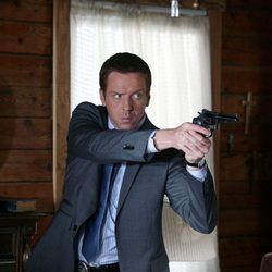 Damian Lewis con una pistola