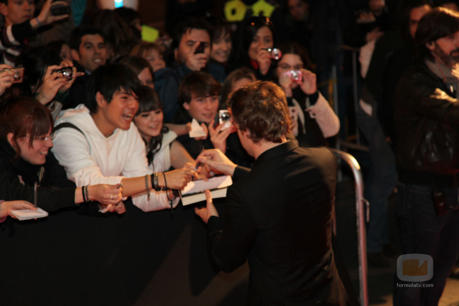 Michael C. Hall firma autógrafos
