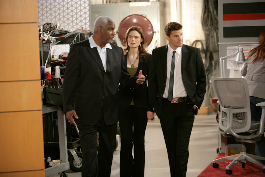 Brennan y Booth en "Un hombre en el excusado" de 'Bones'
