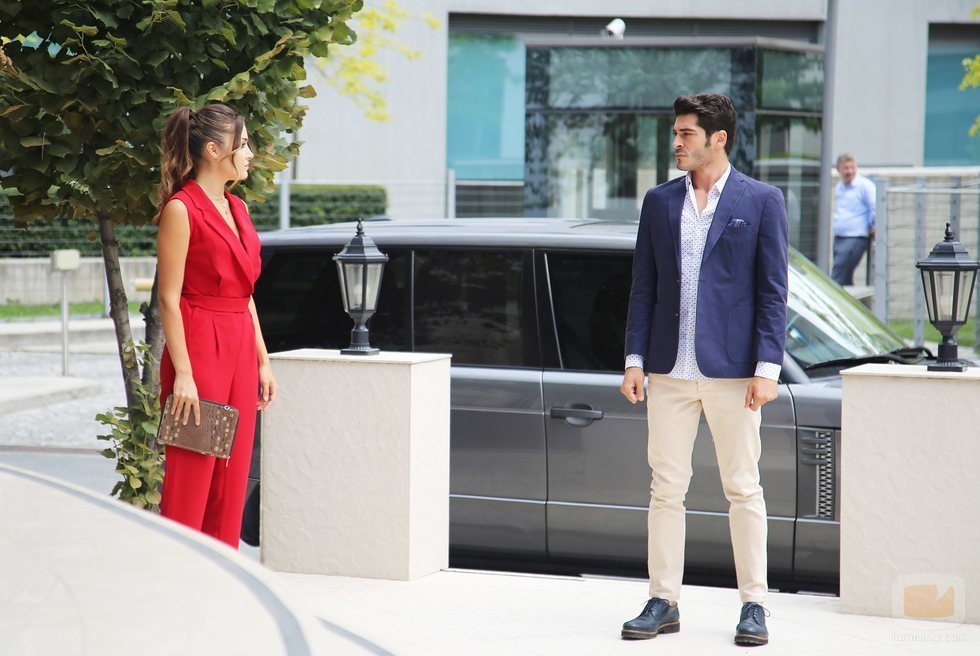 Hayat y Murat se encuentran en la calle en 'Hayat: Amor sin palabras'