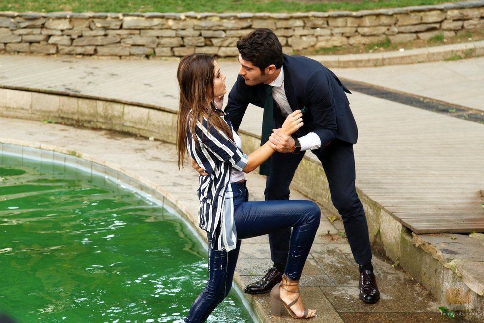 Murat ayuda a Hayat a salir de una fuente en 'Hayat: Amor sin palabras'