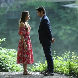 Hayat (Hande Erçel) y Murat (Burak Deniz) se miran fijamente en 'Hayat: Amor sin palabras'