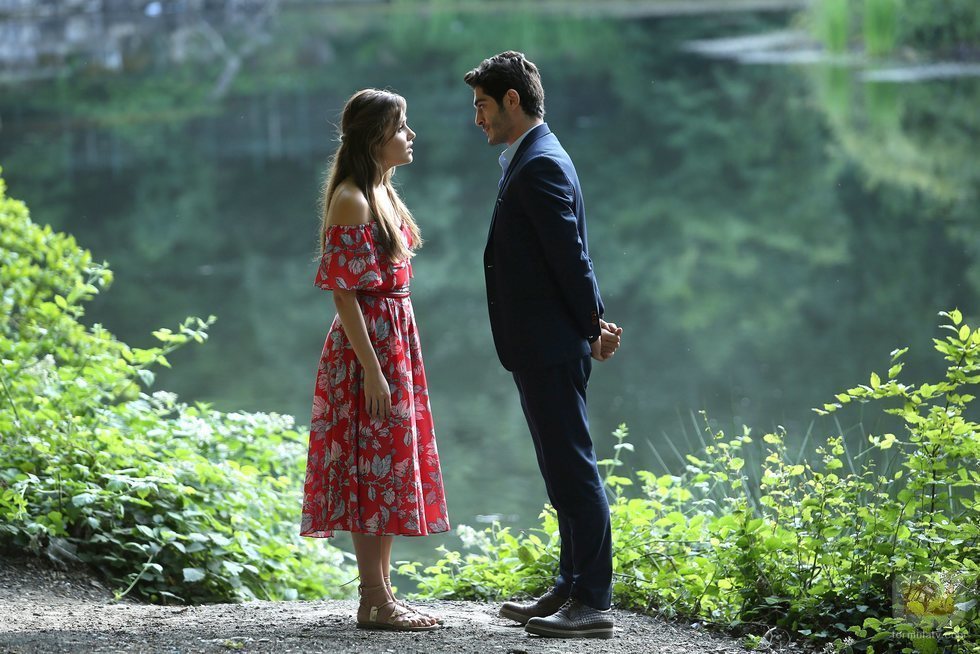Hayat (Hande Erçel) y Murat (Burak Deniz) se miran fijamente en 'Hayat: Amor sin palabras'
