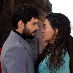 Miran (Akin Akinözü) y Reyyan (Ebru Sahin) en 'Hercai'