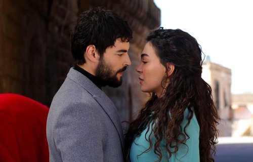 Miran (Akin Akinözü) y Reyyan (Ebru Sahin) en 'Hercai'