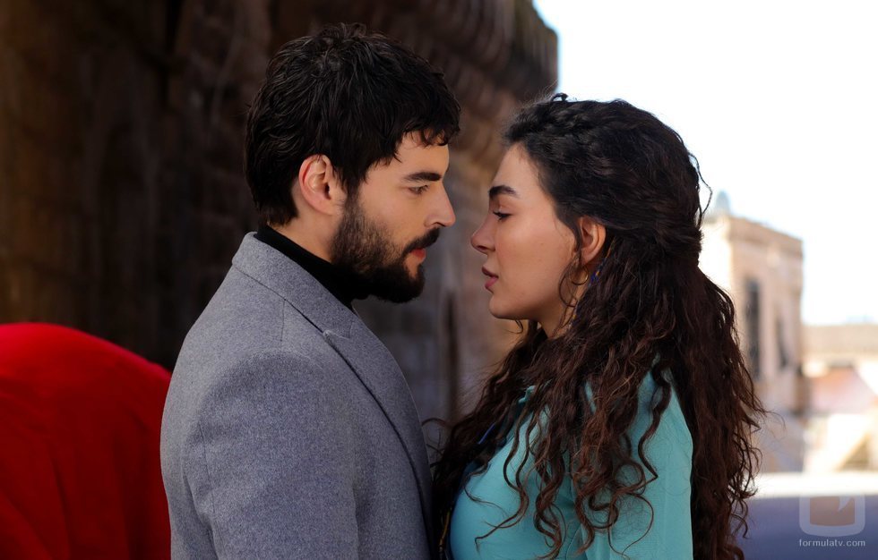 Miran (Akin Akinözü) y Reyyan (Ebru Sahin) en 'Hercai'