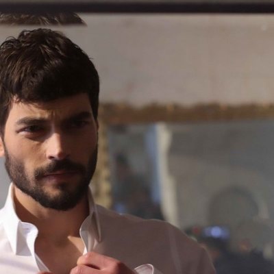 Miran (Akin Akinözü) mirándose al espejo en 'Hercai'